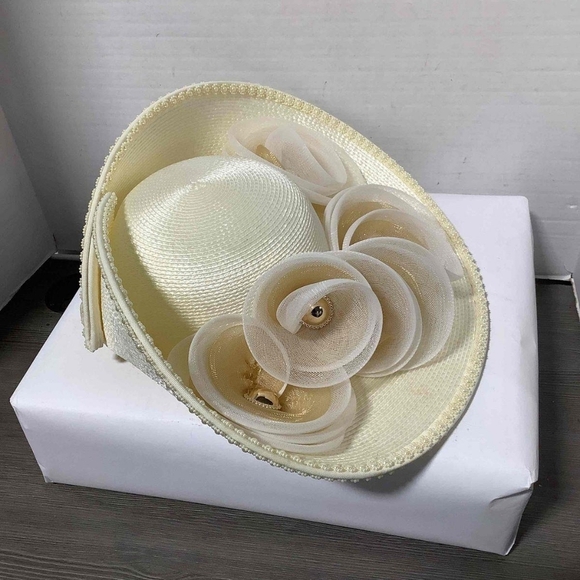 Elegant Cream Floral Women's Hat - Picture 3 of 8